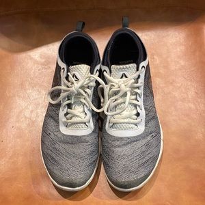 Womens Reebok cross trainers/lifting shoes size 8